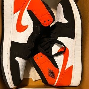 Authentic -The Air Jordan 1 Mid Shattered backboards .